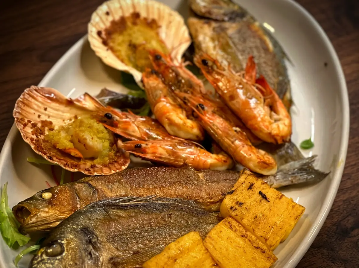 Grigliata per due persone del Ristò Italia con orate, gamberi, capesante gratinate e polenta grigliata