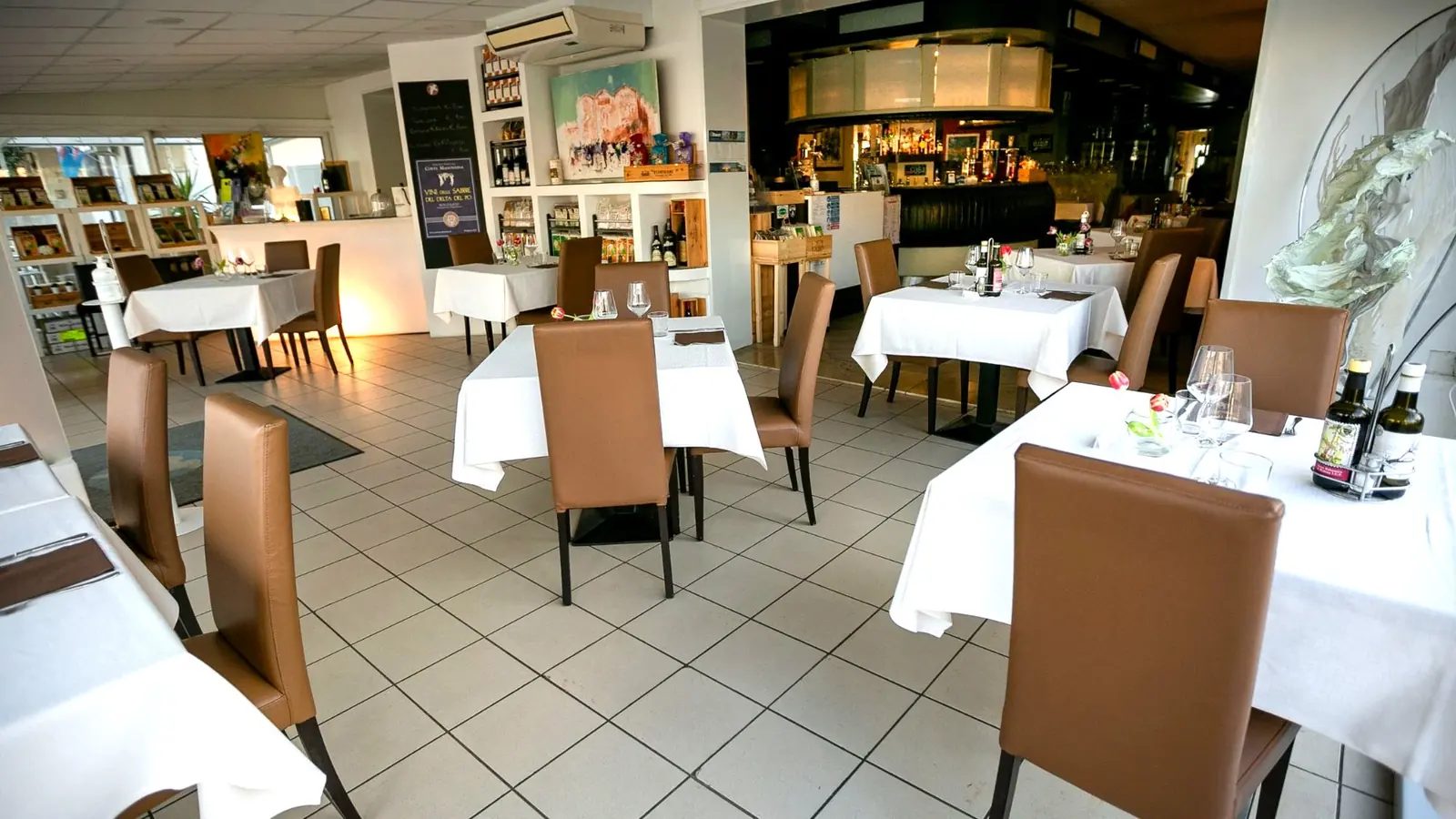 Sala del ristorante Ristò Italia apparecchiata con piatti di pesce del Delta del Po