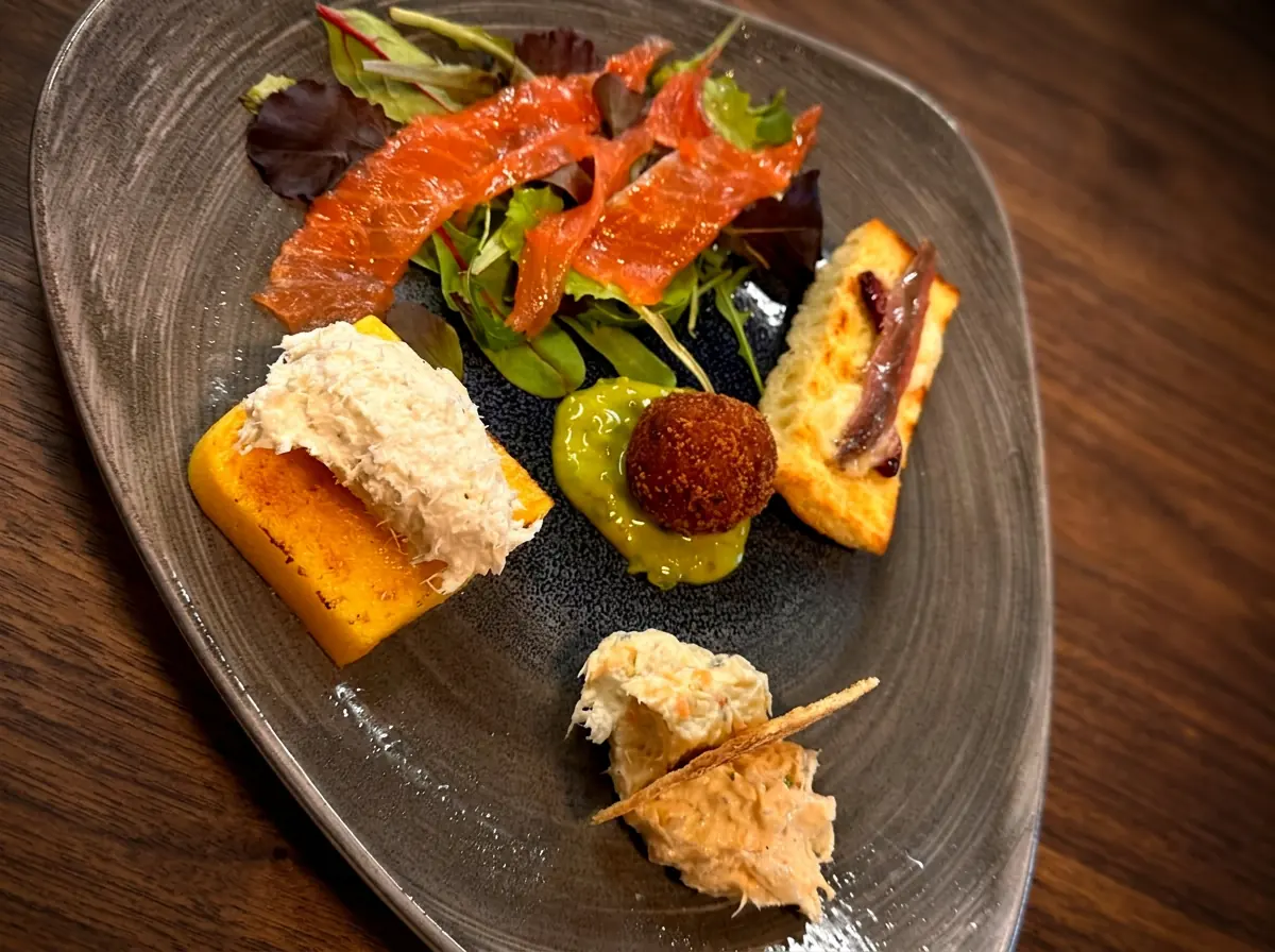 Il Cicchetto del Ristò Italia: salmone marinato, polenta con baccalà mantecato, crocchetta, crostino con alice e tartare di pesce
