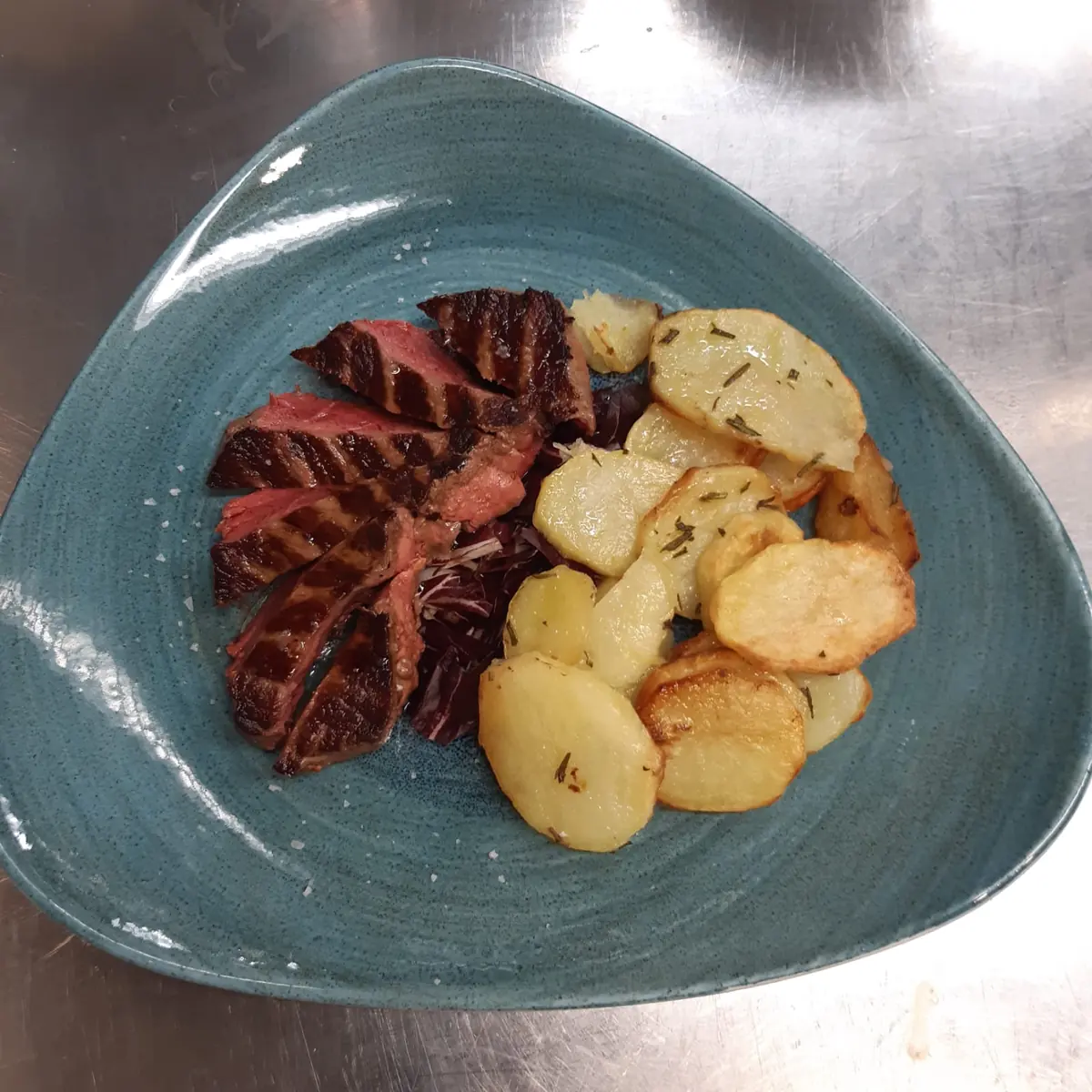 Tagliata d'Angus top quality del Ristò Italia con patate arrosto al forno