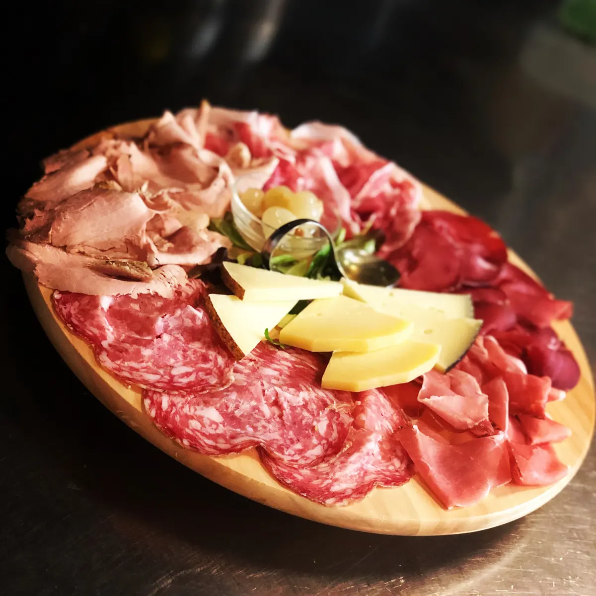 Il Tagliere della Casa del Ristò Italia: selezione di salumi misti, formaggi del pastore e focaccia calda