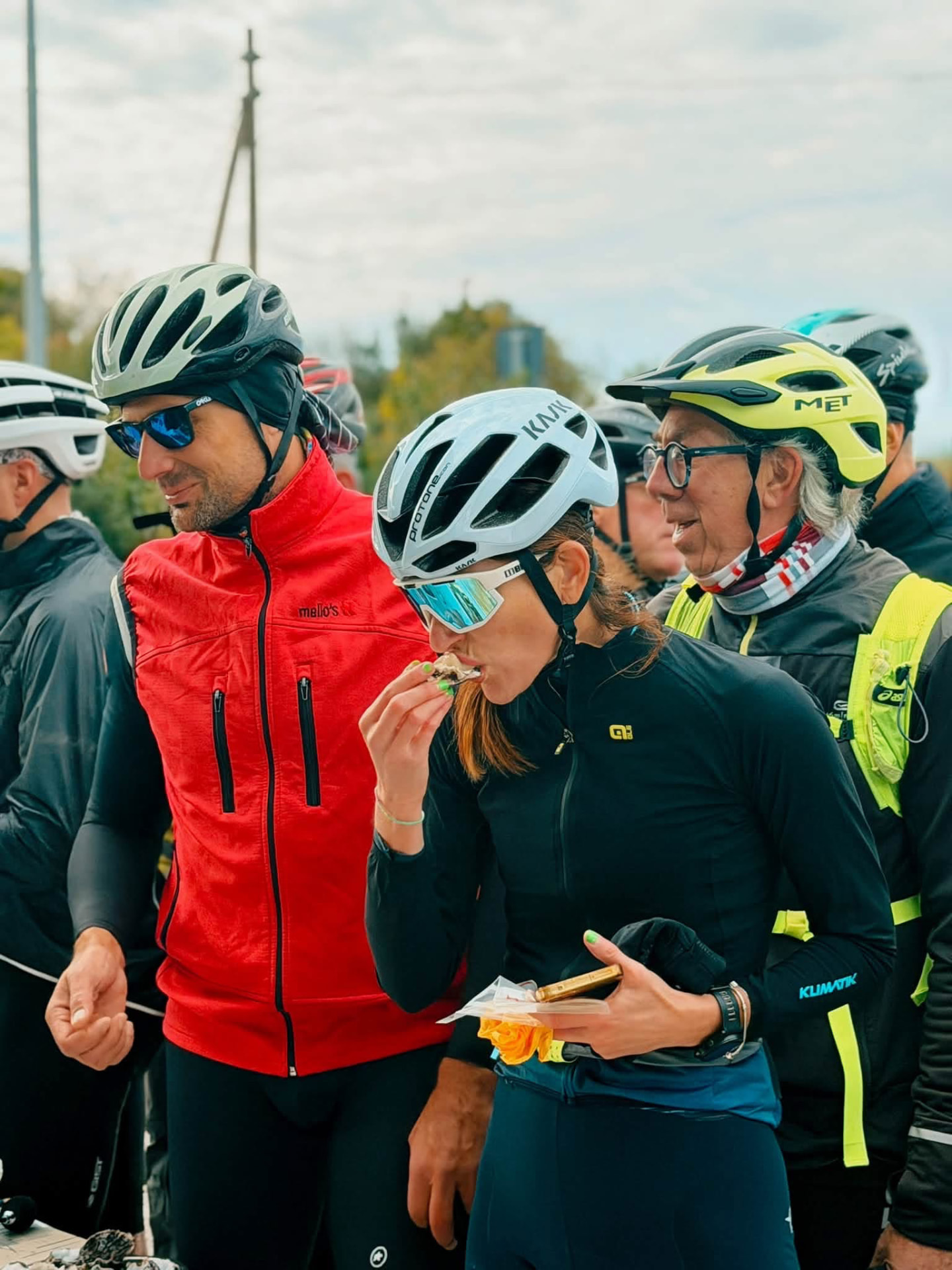 Eine Radfahrerin probiert eine Auster aus dem Po-Delta bei Ostricando 2026